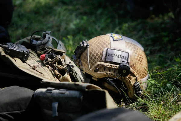 Constanta, Romanya - 23 Haziran 2018: Yere bir atlama, 23 Haziran önce Romen askeri paraşütçüler donatımın yatıyordu