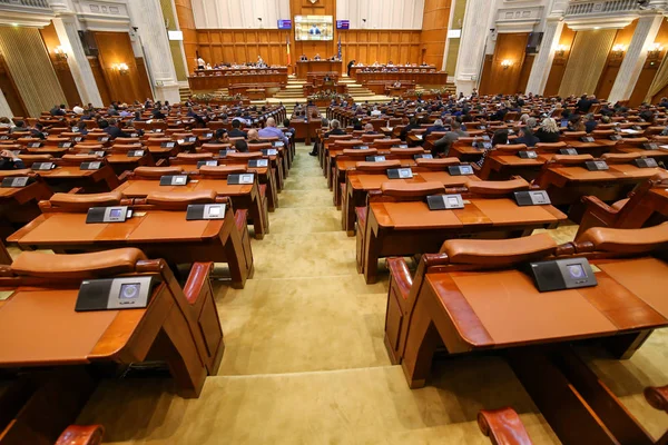 Bucharest, Romanya - 9 Temmuz 2018: Odası milletvekilleri (bir Romanya Parlamentosu, diğer bir Senato varlık iki odaları) üyeleri bir Parlamento Sarayı 9 Temmuz tarihinde toplantıya