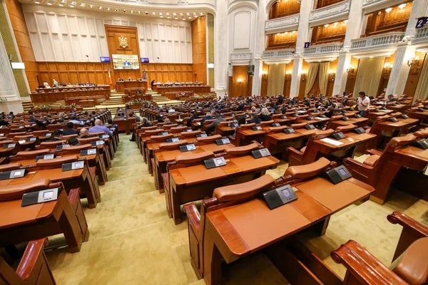 Bucharest, Romanya - 9 Temmuz 2018: Odası milletvekilleri (bir Romanya Parlamentosu, diğer bir Senato varlık iki odaları) üyeleri bir Parlamento Sarayı 9 Temmuz tarihinde toplantıya