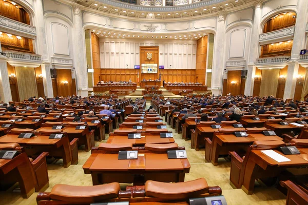 Bucharest, Romanya - 9 Temmuz 2018: Odası milletvekilleri (bir Romanya Parlamentosu, diğer bir Senato varlık iki odaları) üyeleri bir Parlamento Sarayı 9 Temmuz tarihinde toplantıya
