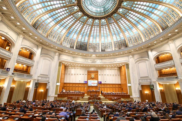 Bucharest, Romanya - 9 Temmuz 2018: Odası milletvekilleri (bir Romanya Parlamentosu, diğer bir Senato varlık iki odaları) üyeleri bir Parlamento Sarayı 9 Temmuz tarihinde toplantıya