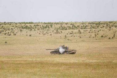 Babadağ, Romanya - 23 Haziran 2018: A T-55 hafif tank, bir tatbikat sırasında yapılan Rus