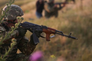 Romanya Özel Kuvvetler askeri Razim Lake, Güney Doğu Romanya yakınındaki bir tatbikat, katılmak.
