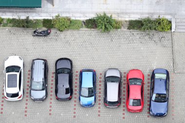 Bucharest, Romanya - 31 Temmuz 2018: otopark yukarıda, çeşitli tür arabalar da görüleceği