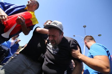 Bucharest, Romanya - 10 Ağustos 2018: Sol görüşlü hükümeti istifa etmek ve bir erken seçim, Bükreş, Romanya, Cuma, 10 Ağustos 2018 bir hükümet karşıtı protesto sırasında çevik kuvvet polisi ile çatışmıştı sonra zarar insanlar.