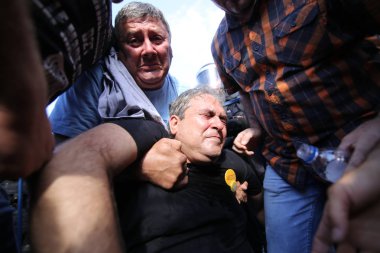 Bucharest, Romanya - 10 Ağustos 2018: Sol görüşlü hükümeti istifa etmek ve bir erken seçim, Bükreş, Romanya, Cuma, 10 Ağustos 2018 bir hükümet karşıtı protesto sırasında çevik kuvvet polisi ile çatışmıştı sonra zarar insanlar.
