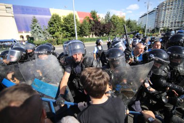 Bucharest, Romanya - 10 Ağustos 2018:-protestocular hükümet karargahı dışında ile yollardan süre isyan polis sprey gözyaşı ga.
