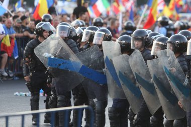 Bucharest, Romanya - 10 Ağustos 2018:-protestocular hükümet karargahı dışında ile yollardan süre isyan polis sprey gözyaşı ga.