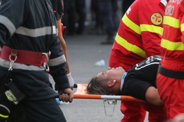 Bucharest, Romanya - 10 Ağustos 2018: Sol görüşlü hükümeti istifa etmek ve bir erken seçim, Bükreş, Romanya, Cuma, 10 Ağustos 2018 bir hükümet karşıtı protesto sırasında çevik kuvvet polisi ile çatışmıştı sonra zarar insanlar.