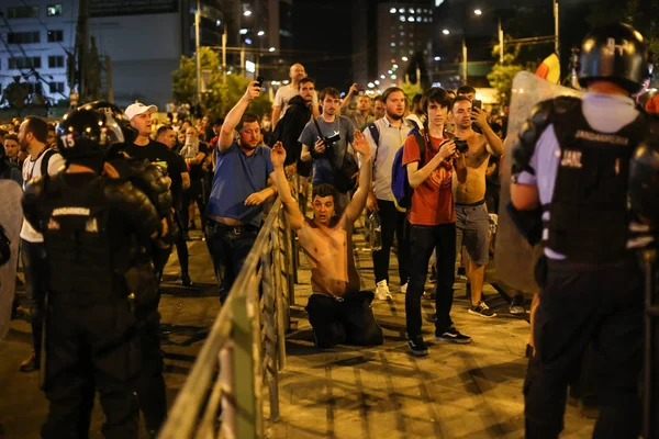 ブカレスト ルーマニア 2018 暴動警察スプレー涙 政府の本部の外の抗議者と乱闘中 — ストック写真