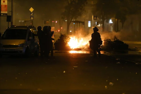 ブカレスト ルーマニア 2018 暴動警察スプレー涙 政府の本部の外の抗議者と乱闘中 — ストック写真