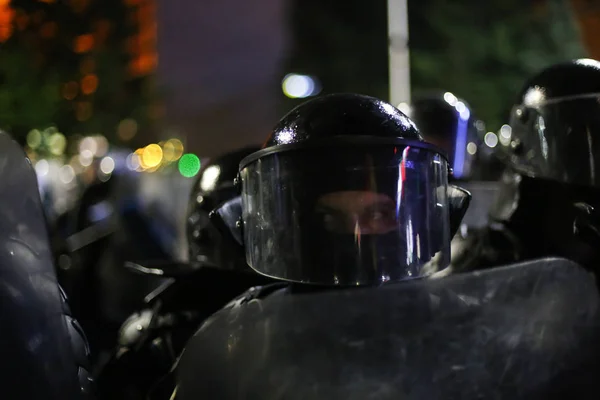 Bucharest Romania Agosto 2018 Polizia Antisommossa Spruzza Lacrimogeni Mentre Litiga — Foto Stock