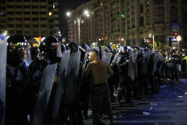 ブカレスト ルーマニア 2018 暴動警察スプレー涙 政府の本部の外の抗議者と乱闘中 — ストック写真