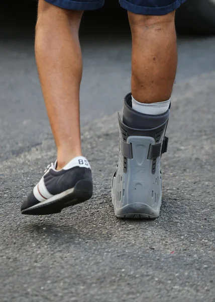 Details Injured Leg Orthosis Patient Going Hospital — Stock Photo, Image