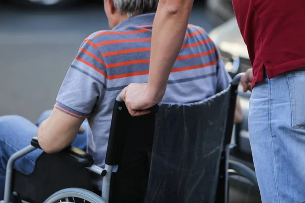 Krankenpfleger Schiebt Einen Leeren Rollstuhl Ein Notfallkrankenhaus — Stockfoto