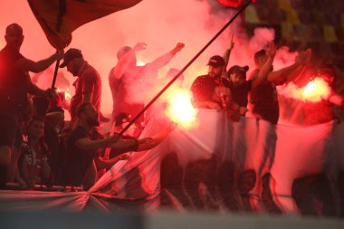 Bucharest, Romanya - 28 Temmuz 2018: Dinamo Bükreş destekçileri meşaleler arasında Dinamo ve Fcsb, oyun sırasında ulusal Arena stadyum üzerinde tutun