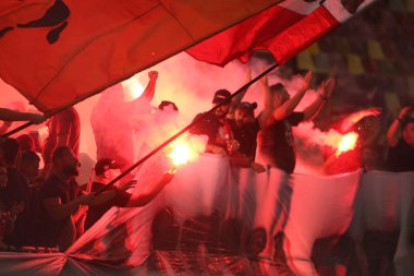 Bucharest, Romanya - 28 Temmuz 2018: Dinamo Bükreş destekçileri meşaleler arasında Dinamo ve Fcsb, oyun sırasında ulusal Arena stadyum üzerinde tutun
