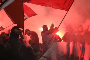 Bucharest, Romanya - 28 Temmuz 2018: Dinamo Bükreş destekçileri meşaleler arasında Dinamo ve Fcsb, oyun sırasında ulusal Arena stadyum üzerinde tutun