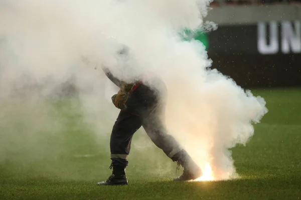 Bukarest Rumänien Juli 2018 Feuerwehrmann Versucht Fackeln Löschen Die Von — Stockfoto