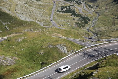 Transfagarasan road, Romanya Karpat Dağları'nın Güney bölümüne geçiş bir döşeli dağ yolu