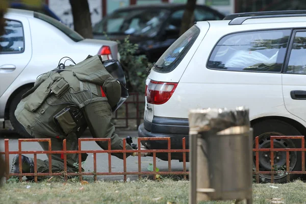 罗马尼亚布加勒斯特 2018年8月31日 爆炸物处理炸弹案处理专家在8月31日在布加勒斯特一条街道上核实一辆可疑汽车 — 图库照片