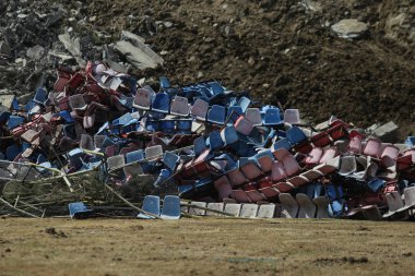 Bucharest, Romanya - 1 Eylül 2018: İnsanlar tamamen yıkılmış önce Ghencea Stadyumu ziyaret ve plastik koltuk, kir ve beton yığınları görebilirsiniz