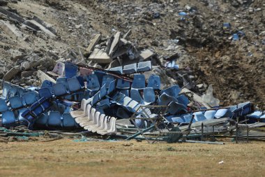 Bucharest, Romanya - 1 Eylül 2018: İnsanlar tamamen yıkılmış önce Ghencea Stadyumu ziyaret ve plastik koltuk, kir ve beton yığınları görebilirsiniz