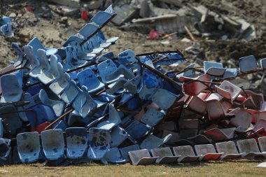 Bucharest, Romanya - 1 Eylül 2018: İnsanlar tamamen yıkılmış önce Ghencea Stadyumu ziyaret ve plastik koltuk, kir ve beton yığınları görebilirsiniz