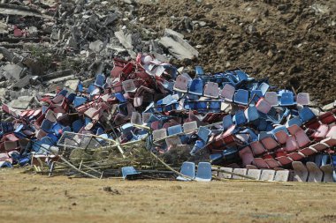 Bucharest, Romanya - 1 Eylül 2018: İnsanlar tamamen yıkılmış önce Ghencea Stadyumu ziyaret ve plastik koltuk, kir ve beton yığınları görebilirsiniz
