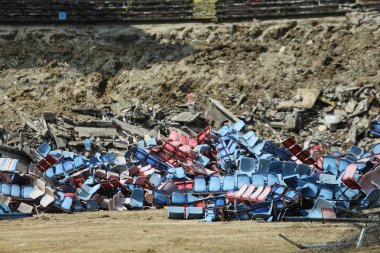 Bucharest, Romanya - 1 Eylül 2018: İnsanlar tamamen yıkılmış önce Ghencea Stadyumu ziyaret ve plastik koltuk, kir ve beton yığınları görebilirsiniz