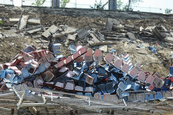 Bucharest, Romanya - 1 Eylül 2018: İnsanlar tamamen yıkılmış önce Ghencea Stadyumu ziyaret ve plastik koltuk, kir ve beton yığınları görebilirsiniz
