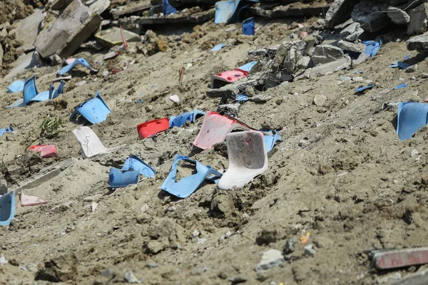 Bucharest, Romanya - 1 Eylül 2018: İnsanlar tamamen yıkılmış önce Ghencea Stadyumu ziyaret ve plastik koltuk, kir ve beton yığınları görebilirsiniz