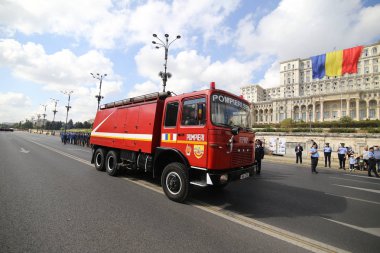 Bucharest, Romanya - 13 Eylül 2018: Vintage itfaiye kamyonları geçit Sarayı ve Parlamento, Eylül 13 itfaiye ulusal gün boyunca önünde.