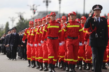 Bucharest, Romanya - 13 Eylül 2018: İtfaiye geçit Sarayı ve Parlamento, Eylül 13 itfaiye ulusal gün boyunca önünde.