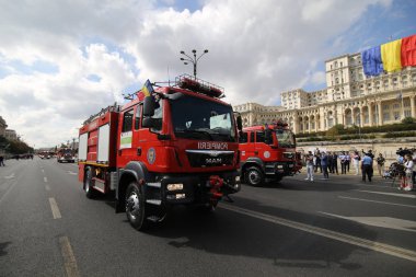 Bucharest, Romanya - 13 Eylül 2018: Romen yangın kamyon geçit Sarayı ve Parlamento, Eylül 13 itfaiye ulusal gün boyunca önünde.