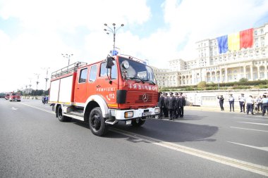 Bucharest, Romanya - 13 Eylül 2018: Vintage itfaiye kamyonları geçit Sarayı ve Parlamento, Eylül 13 itfaiye ulusal gün boyunca önünde.