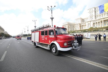 Bucharest, Romanya - 13 Eylül 2018: Vintage itfaiye kamyonları geçit Sarayı ve Parlamento, Eylül 13 itfaiye ulusal gün boyunca önünde.