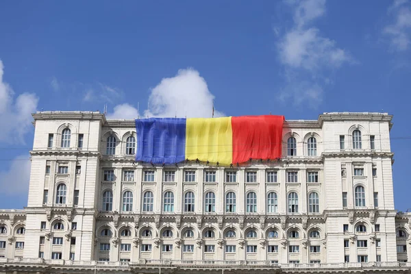 罗马尼亚布加勒斯特 2018年9月13日 罗马尼亚国旗在议会宫殿 由齐奥塞斯库修造和以前被称为人民议院 在9月13日 — 图库照片