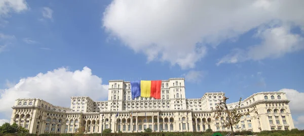 罗马尼亚布加勒斯特 2018年9月13日 罗马尼亚国旗在议会宫殿 由齐奥塞斯库修造和以前被称为人民议院 在9月13日 — 图库照片