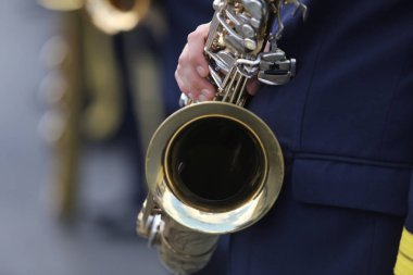 Bir saksafon tutan bir askeri geçit töreni grup üyesi ayrıntılarını