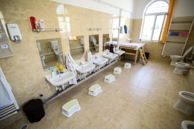 Küçük tuvalet ve lavabolar ile ortak bir anaokulunda çocuklara tuvalet