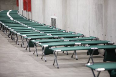 Kamp katlama karyolası bir stadyum kapalı garaj içinde ayarlanan ve kentin çok mağdur olan bir felaket deprem tatbikatı sırasında mülteciler için bekleyin