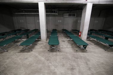 Kamp katlama karyolası bir stadyum kapalı garaj içinde ayarlanan ve kentin çok mağdur olan bir felaket deprem tatbikatı sırasında mülteciler için bekleyin