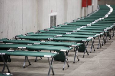 Kamp katlama karyolası bir stadyum kapalı garaj içinde ayarlanan ve kentin çok mağdur olan bir felaket deprem tatbikatı sırasında mülteciler için bekleyin