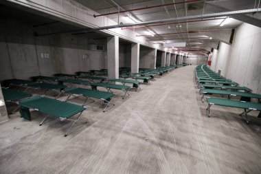 Kamp katlama karyolası bir stadyum kapalı garaj içinde ayarlanan ve kentin çok mağdur olan bir felaket deprem tatbikatı sırasında mülteciler için bekleyin