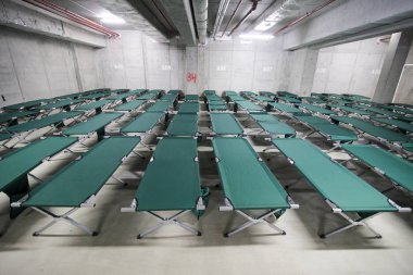 Kamp katlama karyolası bir stadyum kapalı garaj içinde ayarlanan ve kentin çok mağdur olan bir felaket deprem tatbikatı sırasında mülteciler için bekleyin
