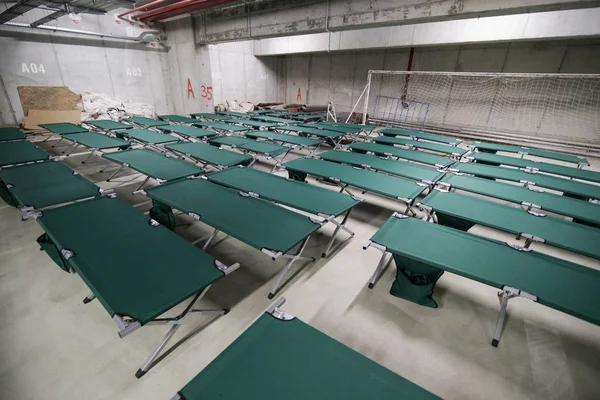 Kamp katlama karyolası bir stadyum kapalı garaj içinde ayarlanan ve kentin çok mağdur olan bir felaket deprem tatbikatı sırasında mülteciler için bekleyin