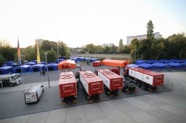 Bucharest, Romanya - 15 Ekim 2018: Çadır ve itfaiye araçları vardır birçok kurbanları, Bükreş'te Ulusal Arena Stadyumu'nda şehirde bir felaket deprem tatbikatı sırasında mülteciler için bir kamp yerinde.
