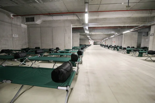 Katlama karyolası ve uyku tulumları kampı çok mağdur olan şehirde bir felaket deprem tatbikatı sırasında bir stadyum ve mülteciler, bekle Park Metro ayarlanıyor