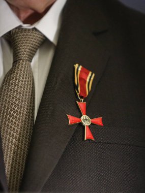 Bir adam bir haç sipariş hak Almanya Federal Cumhuriyeti'nin bir konuşmada holding ayrıntılarını